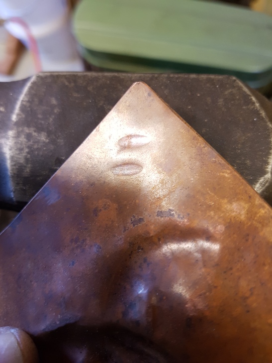Oval/oblong hammer marks